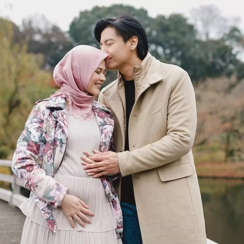 8 Beda gaya pemotretan maternity Cut Meyriska dalam berbagai tema