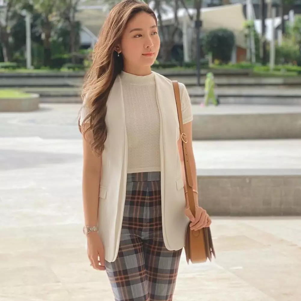 6 Gaya pemotretan Natasha Wilona tema Mysti Red, bikin pangling