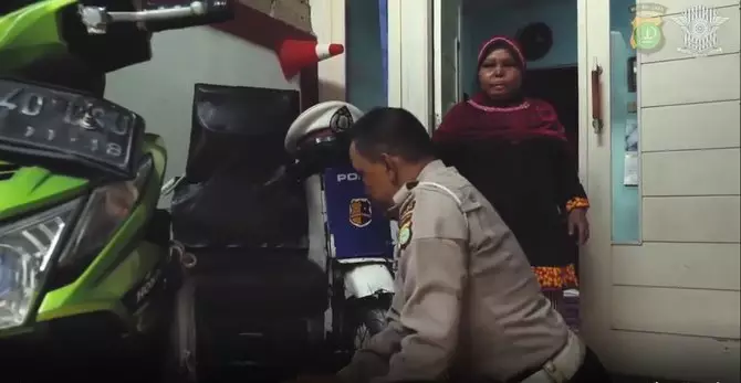 Pria difabel atur lalu lintas Instagram/@polisi_indonesia Pria difabel atur lalu lintas Instagram/@polisi_indonesia