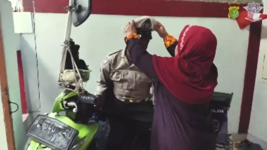 Pria difabel atur lalu lintas Instagram/@polisi_indonesia Pria difabel atur lalu lintas Instagram/@polisi_indonesia