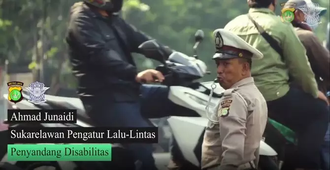 Pria difabel atur lalu lintas Instagram/@polisi_indonesia Pria difabel atur lalu lintas Instagram/@polisi_indonesia