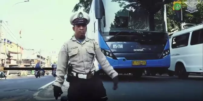 Pria difabel atur lalu lintas Instagram/@polisi_indonesia Pria difabel atur lalu lintas Instagram/@polisi_indonesia