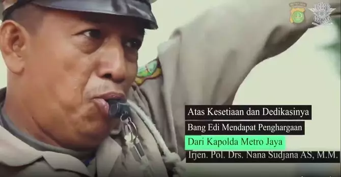 Pria difabel atur lalu lintas Instagram/@polisi_indonesia Pria difabel atur lalu lintas Instagram/@polisi_indonesia