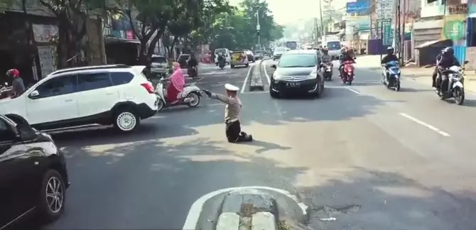 Pria difabel atur lalu lintas Instagram/@polisi_indonesia Pria difabel atur lalu lintas Instagram/@polisi_indonesia