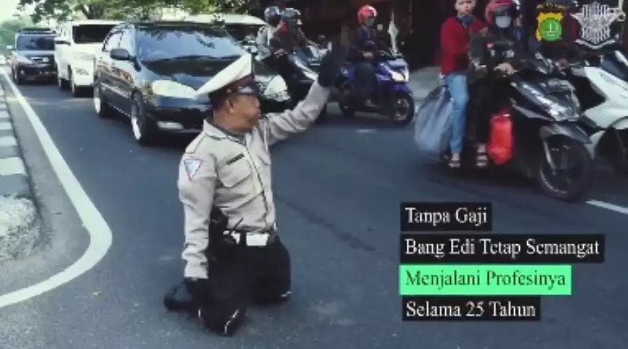 Pria difabel atur lalu lintas Instagram/@polisi_indonesia Pria difabel atur lalu lintas Instagram/@polisi_indonesia