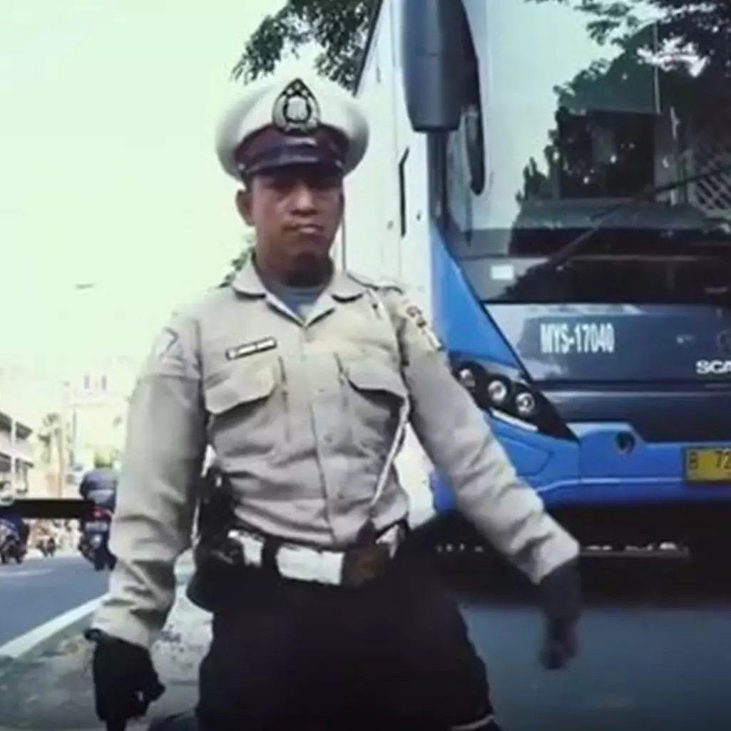 Kisah Ahmad Junaedi, pria difabel sukarela atur lalu lintas