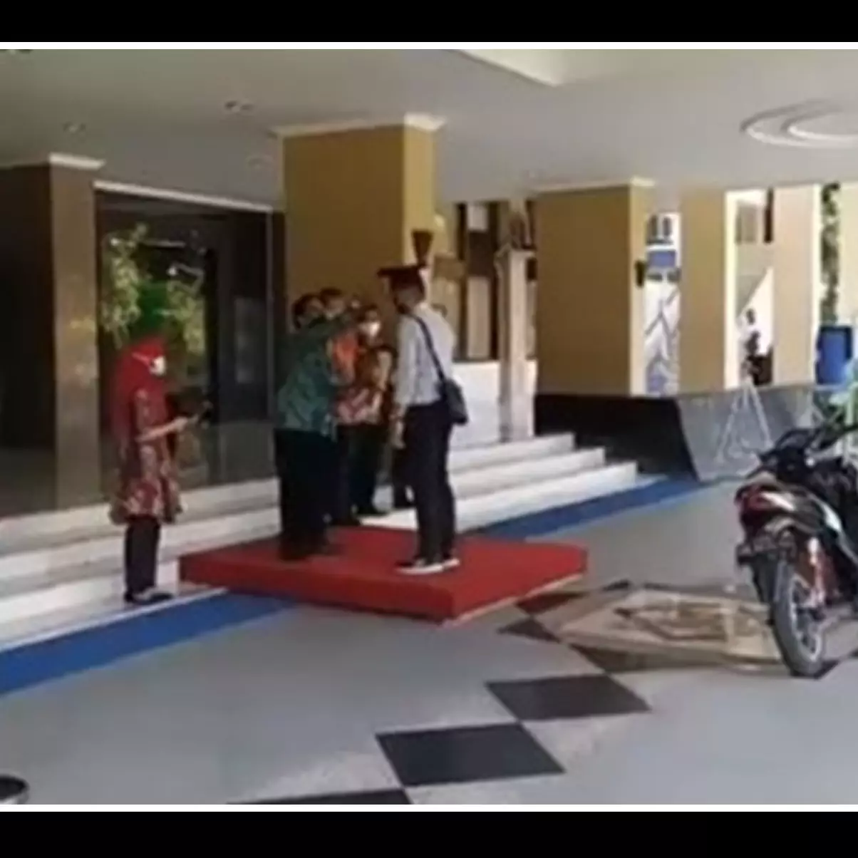 Viral video wisuda sarjana secara drive thru, prosesnya unik