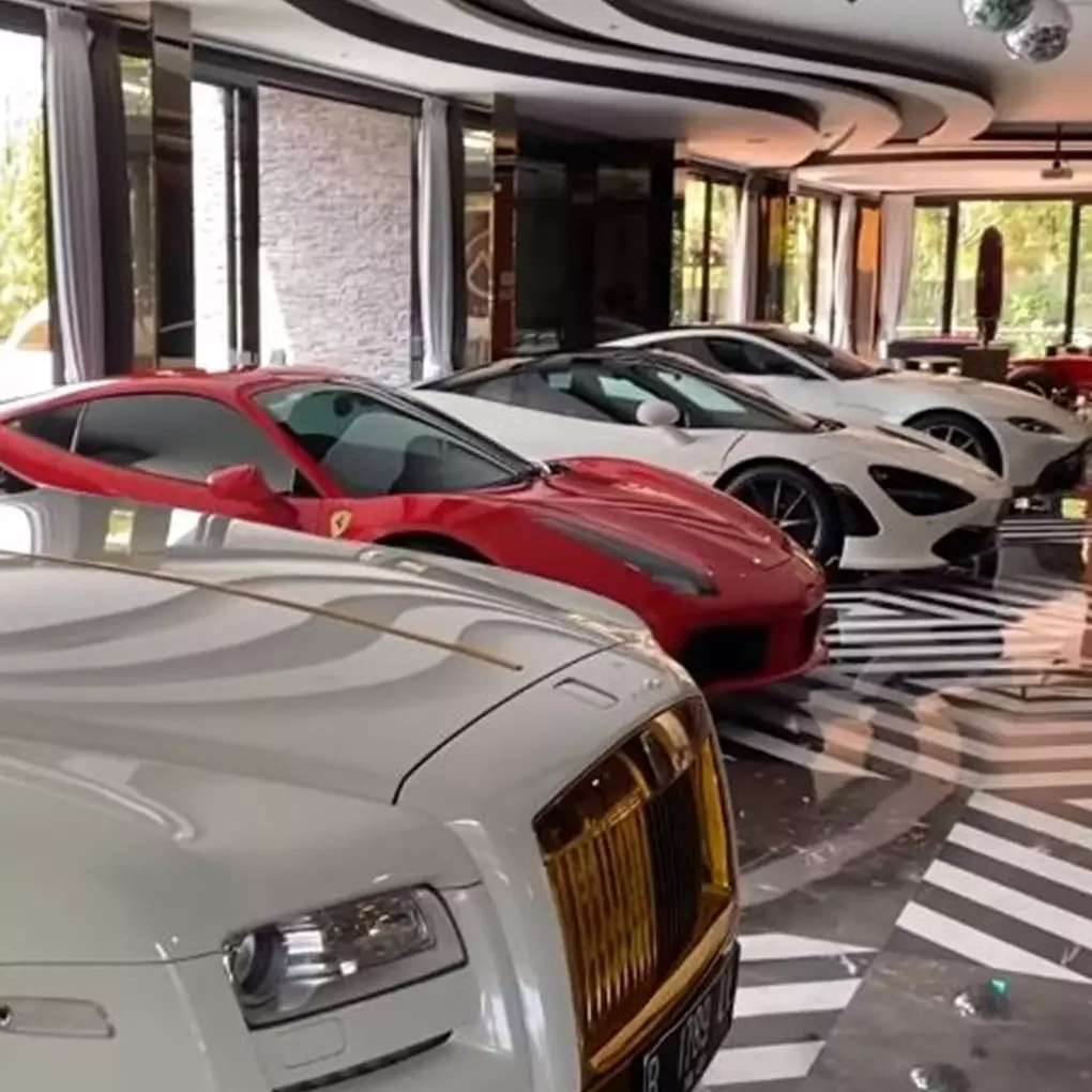 8 Potret garasi Fransen Susanto, bak showroom mobil