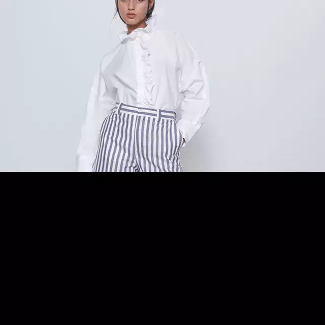 7 Inspirasi outfit mix and match celana motif bergaris, tetap kece