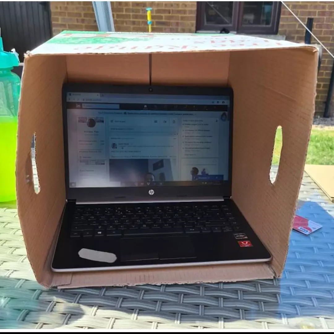 10 Aksi lindungi laptop dari sinar matahari ini kocak abis