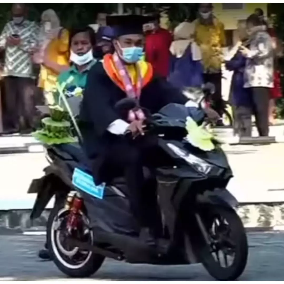 8 Potret wisuda drive thru di UNS, transportasinya curi perhatian