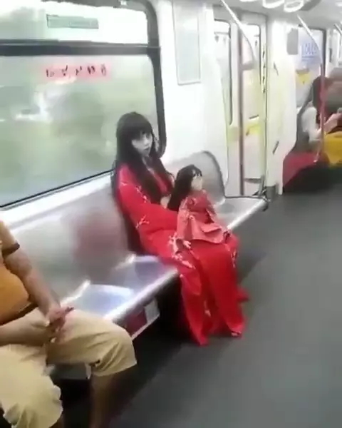 kostum aneh penumpang kereta Instagram kostum aneh penumpang kereta Instagram