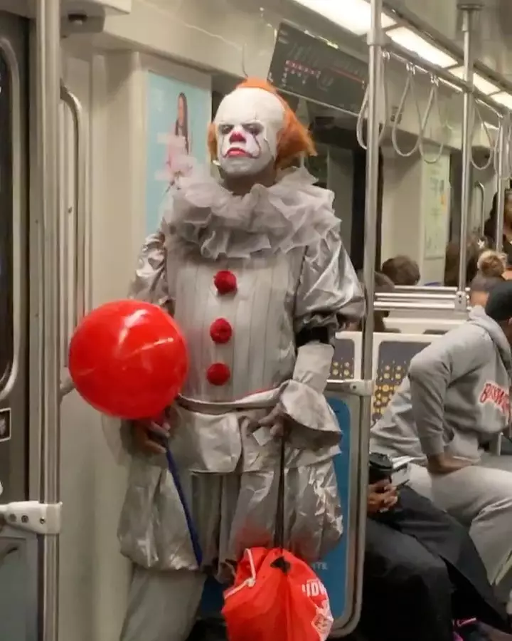 kostum aneh penumpang kereta Instagram kostum aneh penumpang kereta Instagram