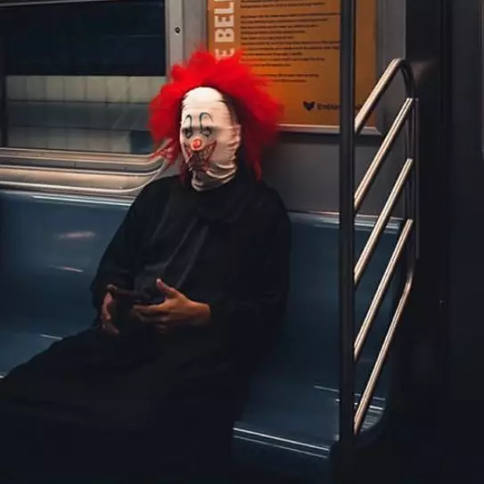 kostum aneh penumpang kereta Instagram kostum aneh penumpang kereta Instagram