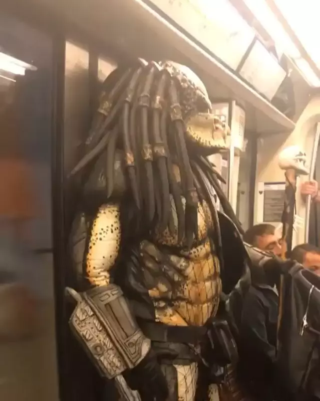 kostum aneh penumpang kereta Instagram kostum aneh penumpang kereta Instagram