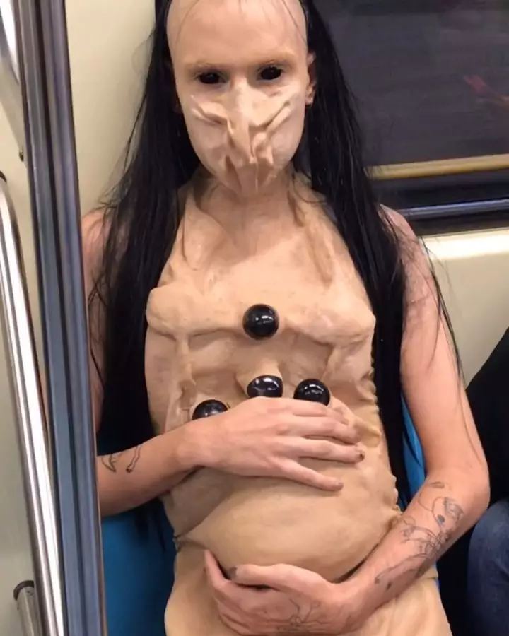 kostum aneh penumpang kereta Instagram kostum aneh penumpang kereta Instagram