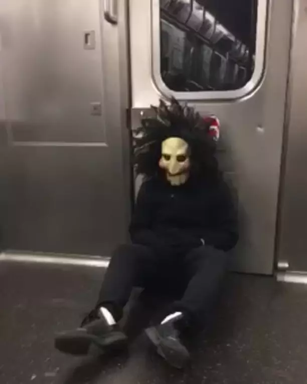 kostum aneh penumpang kereta Instagram kostum aneh penumpang kereta Instagram