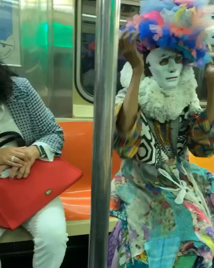 kostum aneh penumpang kereta Instagram kostum aneh penumpang kereta Instagram