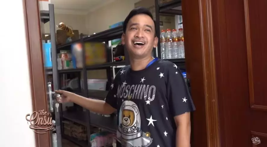 seleb punya minimarket di rumah berbagai sumber