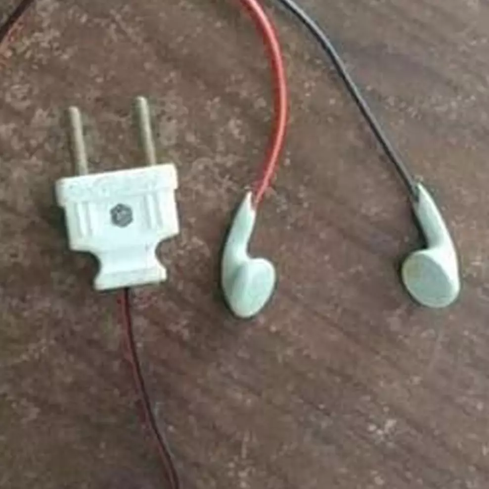 8 Bentuk earphone nyeleneh ini bikin mikir dua kali buat memakainya