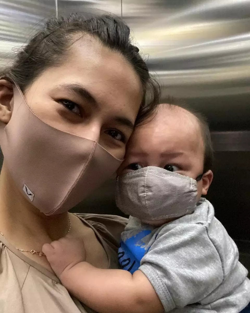 potret anak seleb pakai masker berbagai sumber