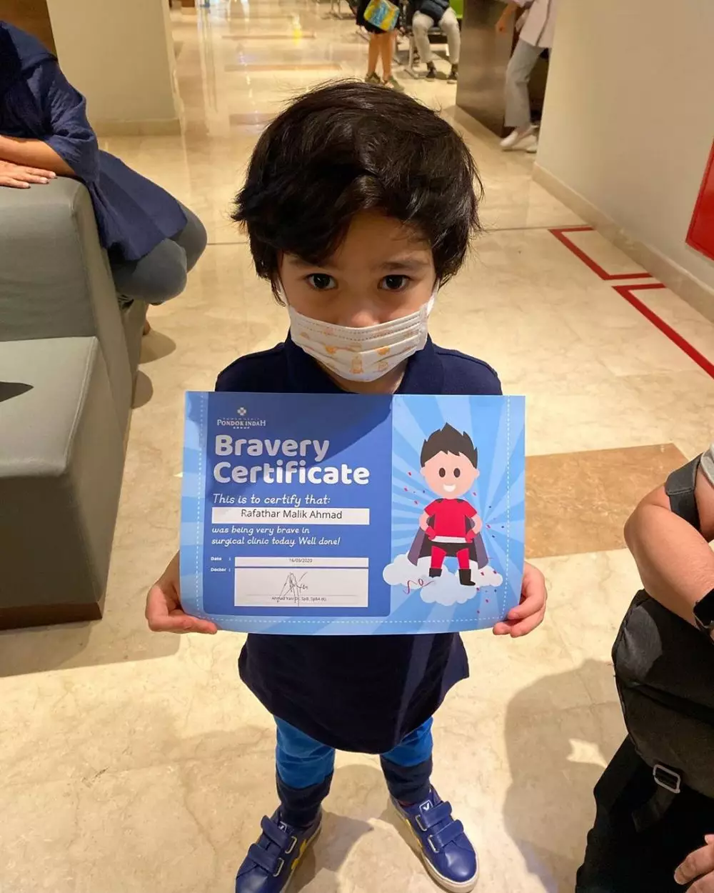 potret anak seleb pakai masker berbagai sumber