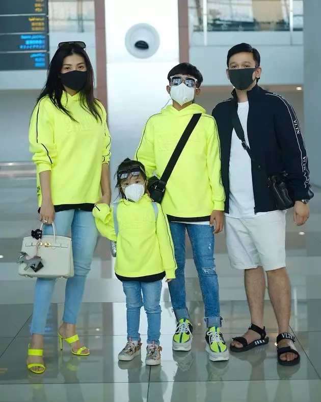 potret anak seleb pakai masker berbagai sumber