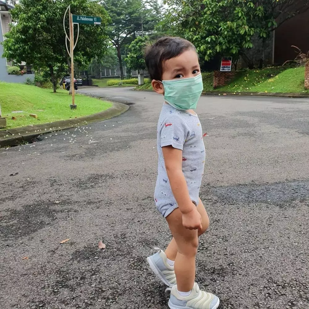 potret anak seleb pakai masker berbagai sumber