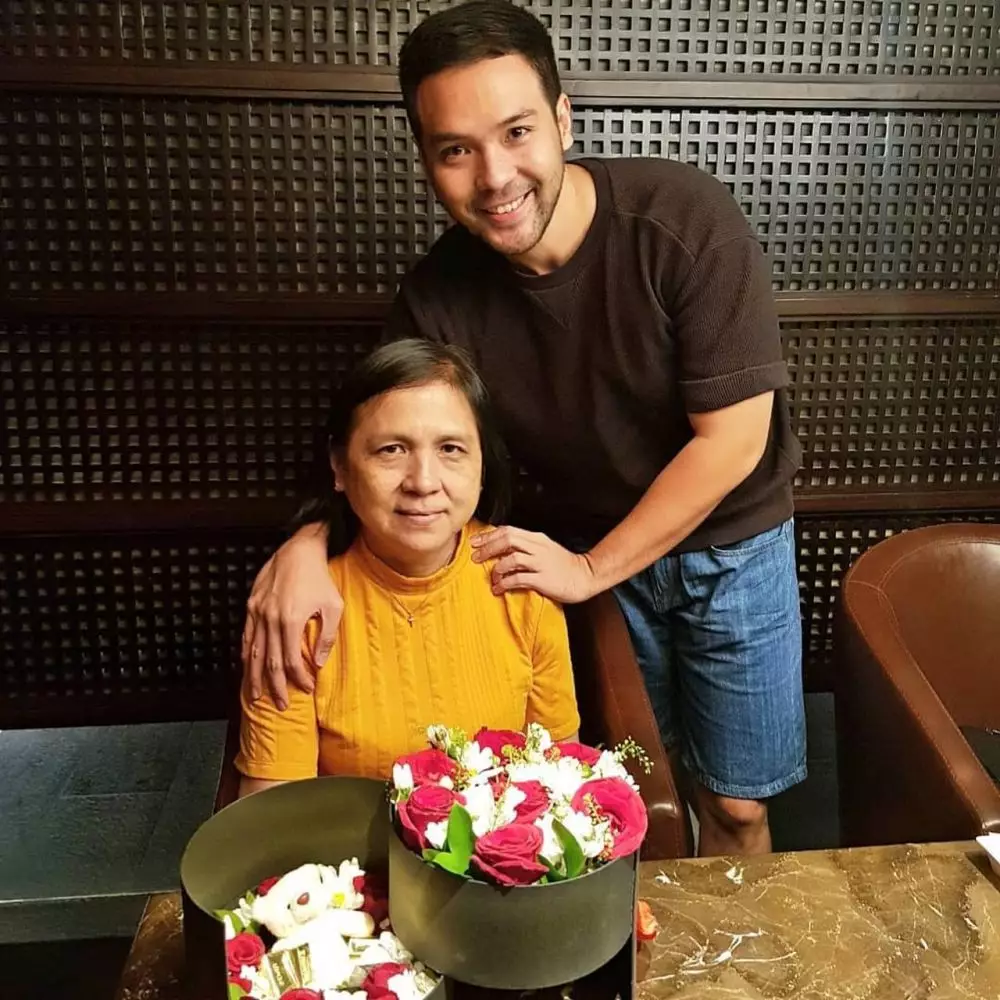 potret Hans Hosman dan keluarga © 2020 brilio.net Instagram/@hanshosman potret Hans Hosman dan keluarga © 2020 brilio.net Instagram/@hanshosman