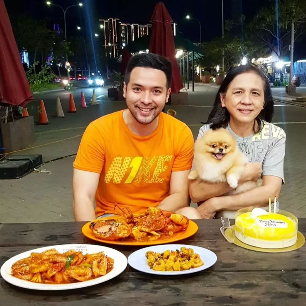 potret Hans Hosman dan keluarga © 2020 brilio.net Instagram/@hanshosman potret Hans Hosman dan keluarga © 2020 brilio.net Instagram/@hanshosman