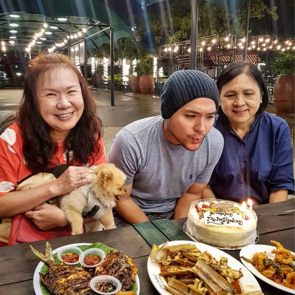 potret Hans Hosman dan keluarga © 2020 brilio.net Instagram/@hanshosman potret Hans Hosman dan keluarga © 2020 brilio.net Instagram/@hanshosman