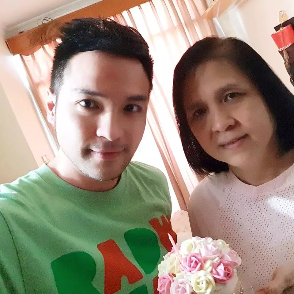 potret Hans Hosman dan keluarga © 2020 brilio.net Instagram/@hanshosman potret Hans Hosman dan keluarga © 2020 brilio.net Instagram/@hanshosman