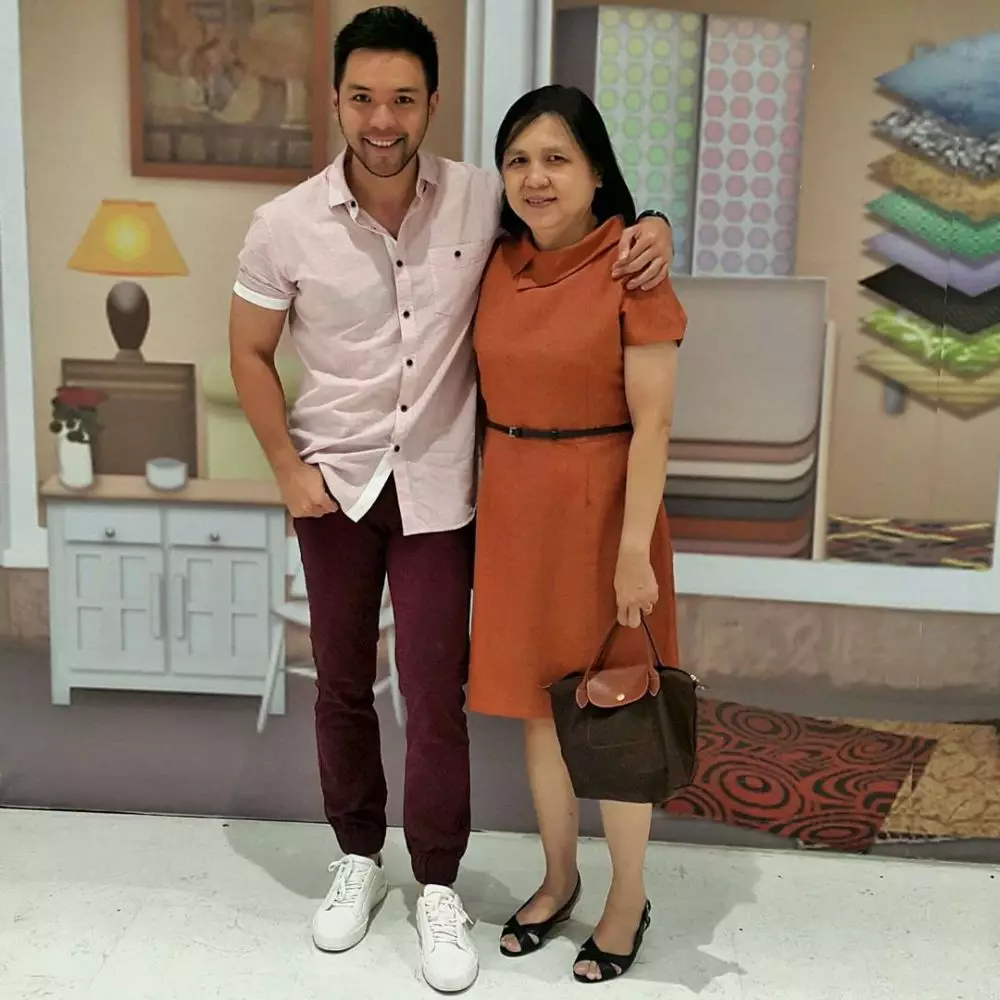 potret Hans Hosman dan keluarga © 2020 brilio.net Instagram/@hanshosman potret Hans Hosman dan keluarga © 2020 brilio.net Instagram/@hanshosman