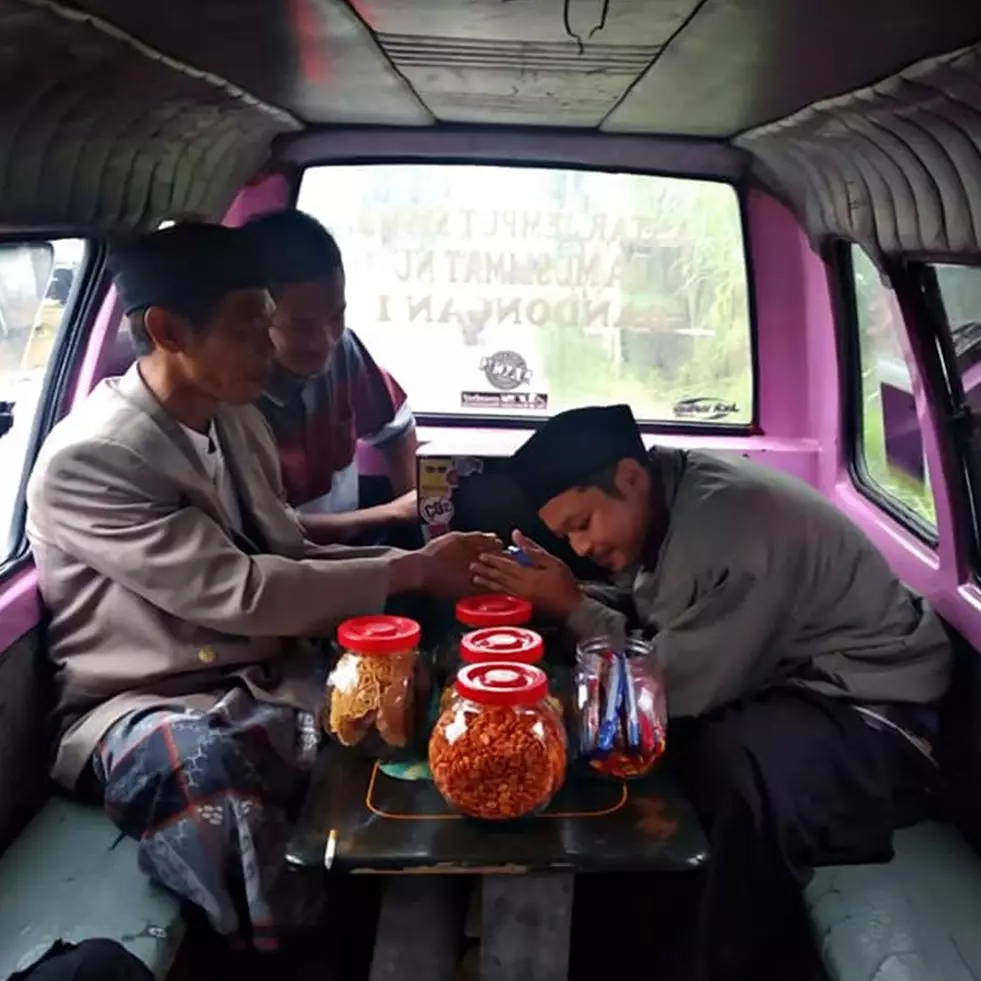 10 Aksi lucu 'nggak pada tempatnya' ini bikin geleng kepala