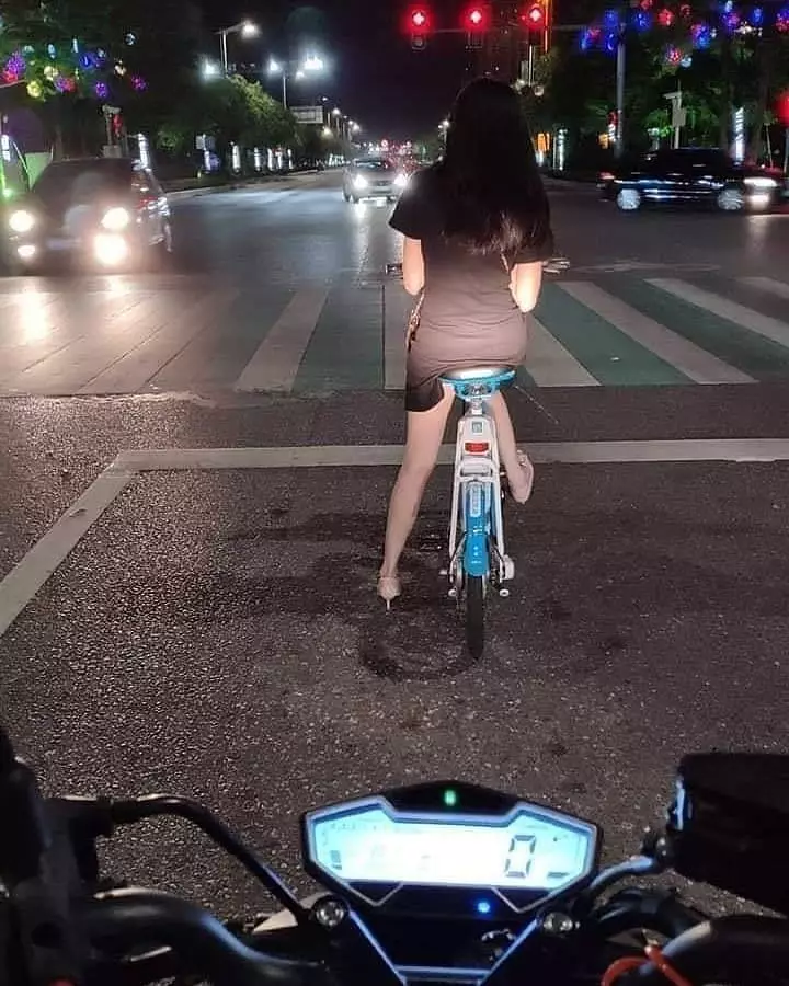 momen absurd cewek di jalan © 2020 instagram.com