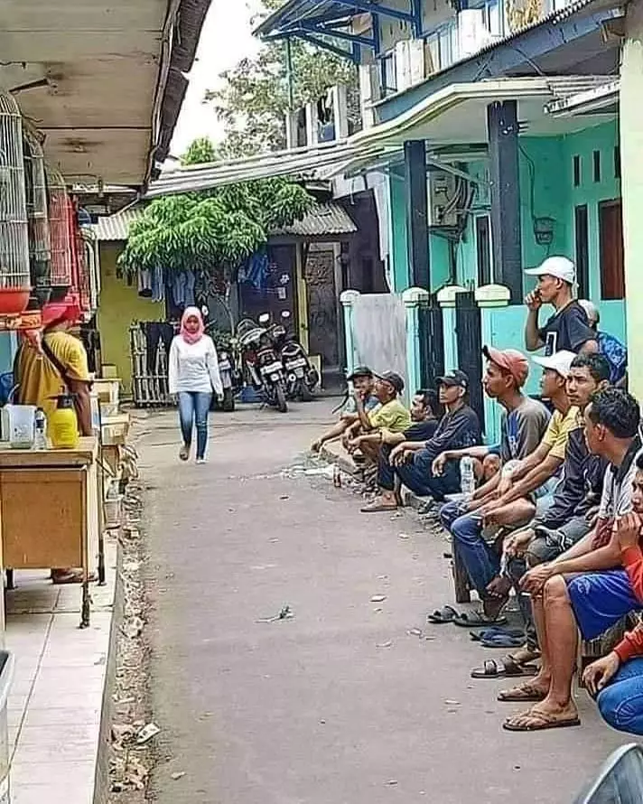 momen absurd cewek di jalan © 2020 instagram.com