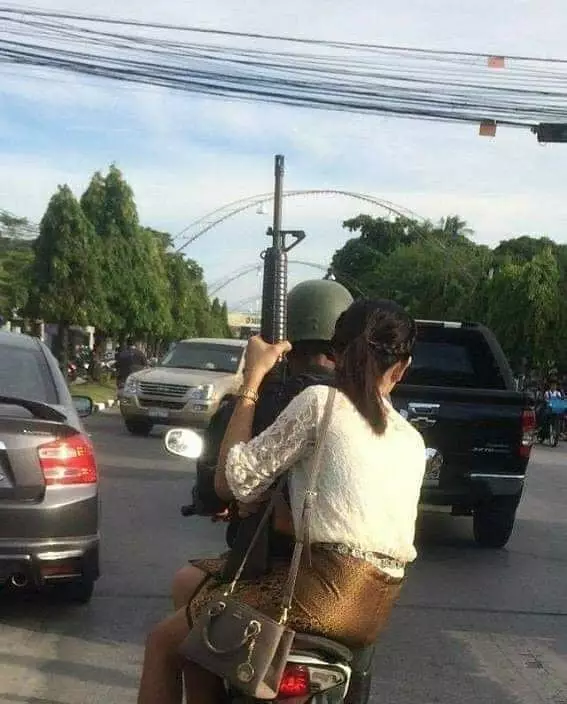 momen absurd cewek di jalan © 2020 instagram.com