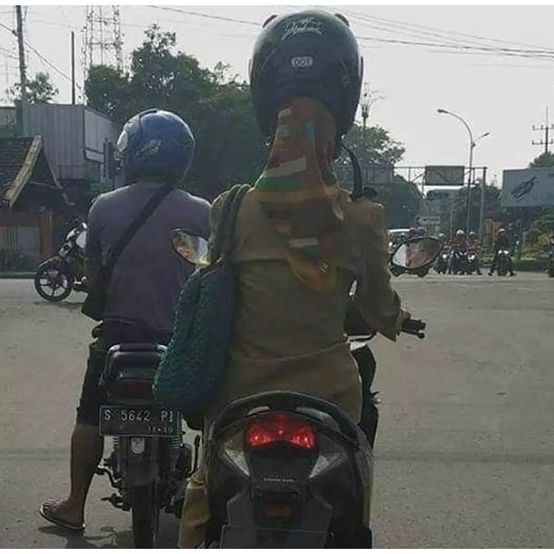 10 Momen absurd cewek di jalan ini bikin gagal paham