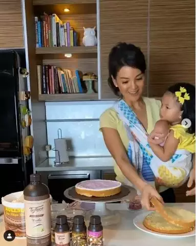 farah quinn bikin kue gendong anak  Instagram farah quinn bikin kue gendong anak  Instagram