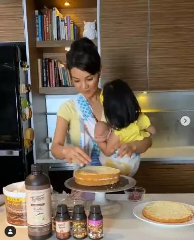 farah quinn bikin kue gendong anak  Instagram farah quinn bikin kue gendong anak  Instagram