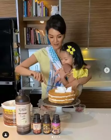 farah quinn bikin kue gendong anak  Instagram farah quinn bikin kue gendong anak  Instagram