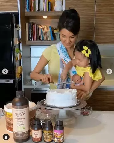 farah quinn bikin kue gendong anak  Instagram farah quinn bikin kue gendong anak  Instagram