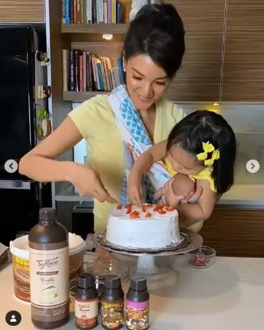 farah quinn bikin kue gendong anak  Instagram farah quinn bikin kue gendong anak  Instagram