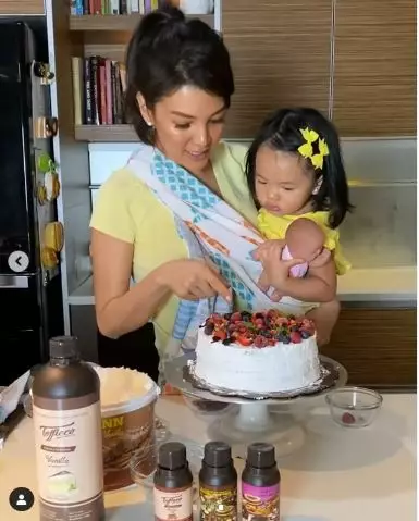 farah quinn bikin kue gendong anak  Instagram farah quinn bikin kue gendong anak  Instagram