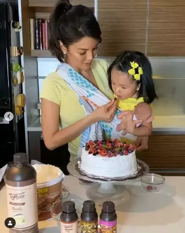 farah quinn bikin kue gendong anak  Instagram farah quinn bikin kue gendong anak  Instagram