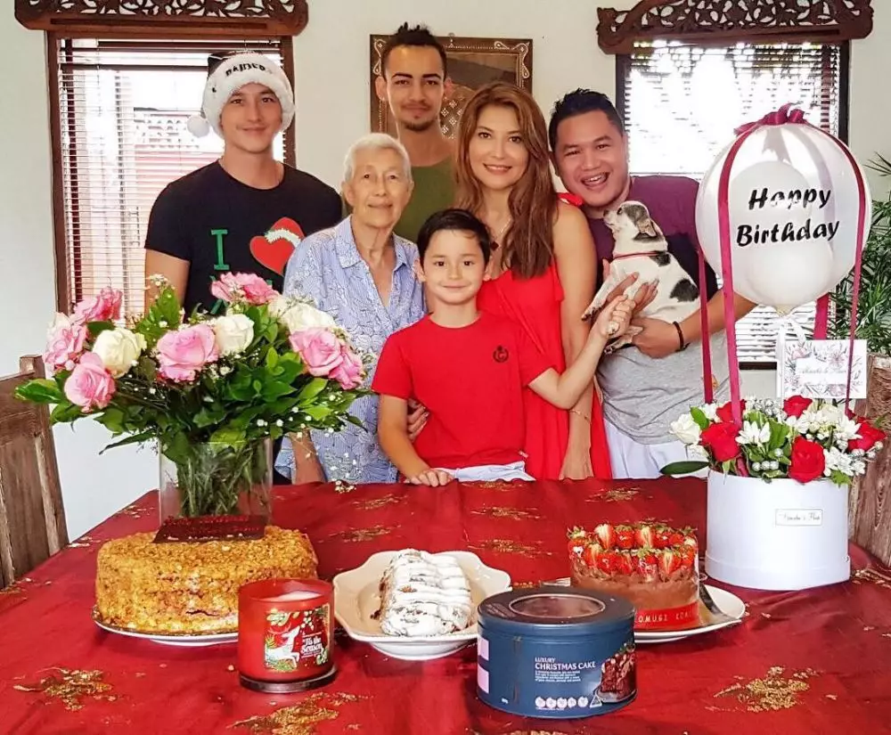 seleb dapat kejutan dari mantan  berbagai sumber