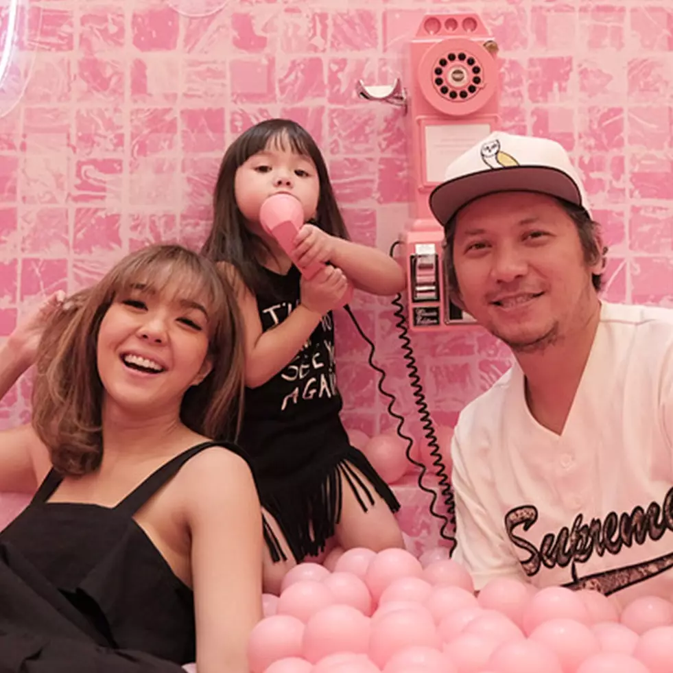 Momen ultah 5 seleb dapat kejutan dari mantan, penuh kehangatan