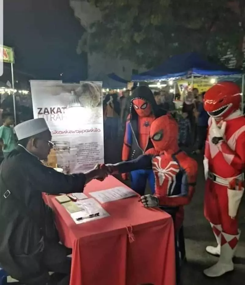 momen absurd orang cosplay © 2020 instagram.com