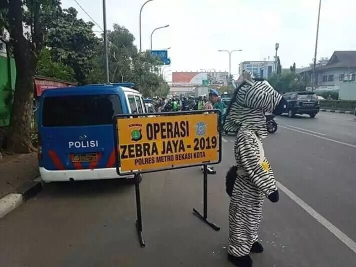 momen absurd orang cosplay © 2020 instagram.com