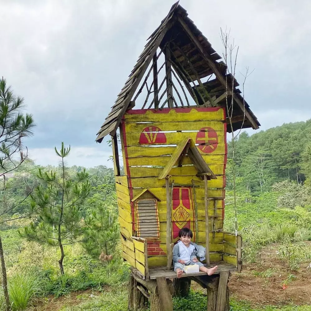 momen seru keluarga zaskia main di hutan Instagram
